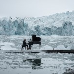 Composer and Pianist Ludovico Einaudi Performs in the Arctic OceanGreenpeace organiza un concierto historico con el pianista Ludovico Einaudi en el oceano Ã§rtico para pedir su proteccion.