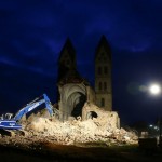 La fase notturna della demolizione della Chiesa di San Lamberto a Immerath, Courtesy of Die Zeit, Foto di Wolfgang Rattay/Reuters